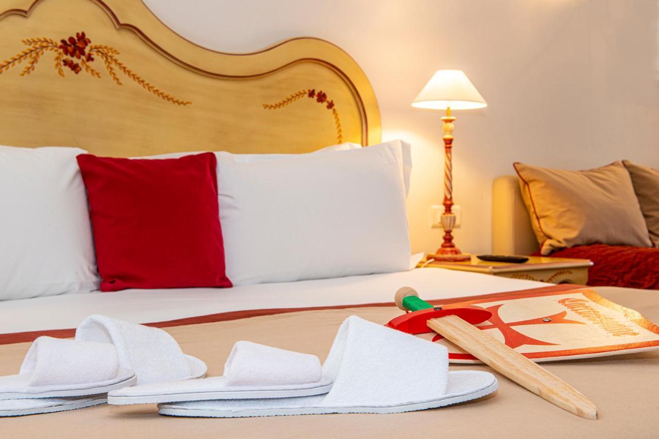Hotel de la Cité&Spa MGallery Carcasona Exterior foto A bed with slippers